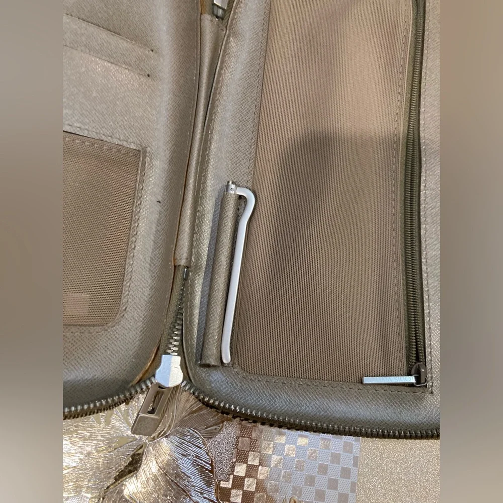 💯% Authentic Louis Vuitton crossbody - Picture 14 of 16